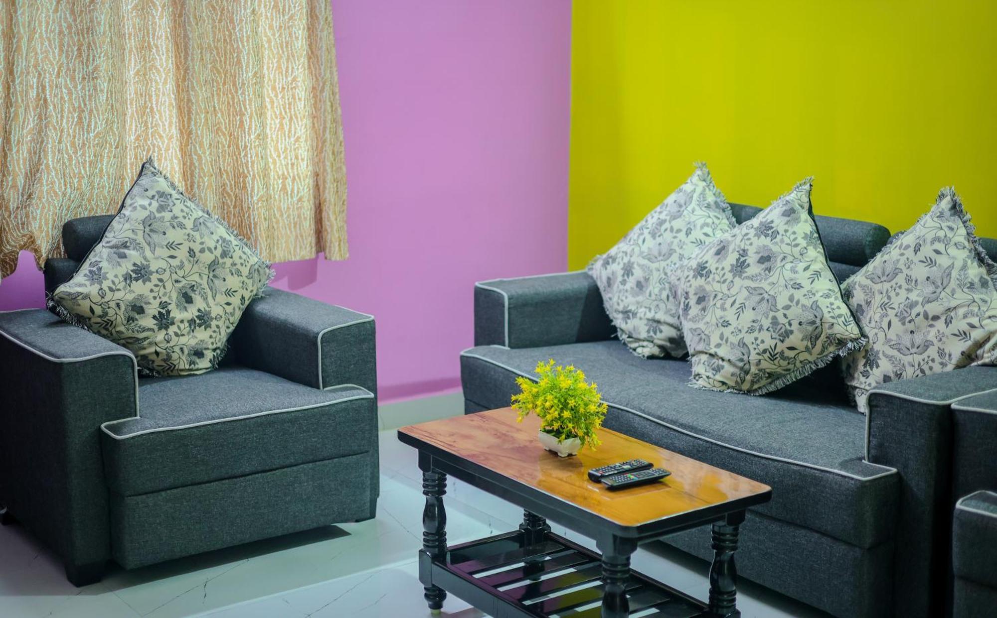 S V Ideal Homestay -2Bhk Service Apartments-Ac Bedrooms, Premium Amities, 2Km To Tiruchanoor Padmavathi Temple , 6Km To Alipiri, 24 Hours Service Boys Available Tirupati Esterno foto
