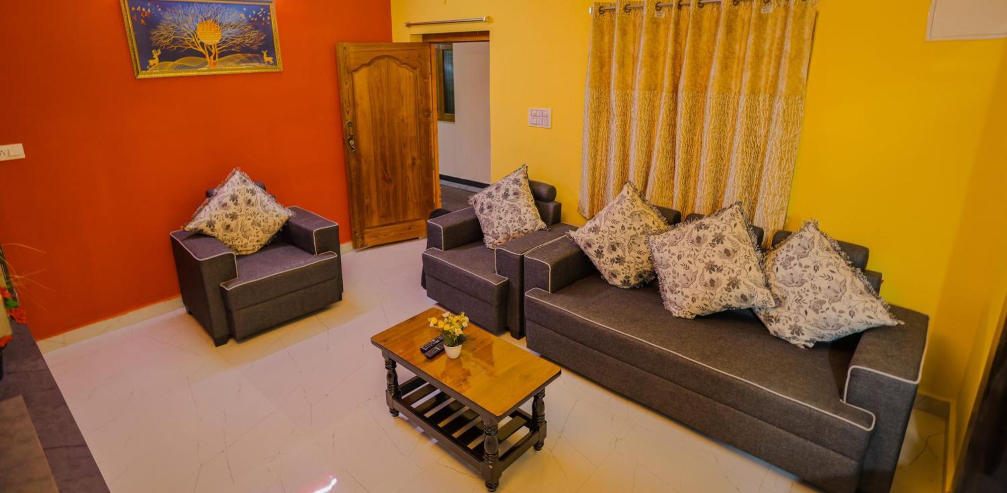 S V Ideal Homestay -2Bhk Service Apartments-Ac Bedrooms, Premium Amities, 2Km To Tiruchanoor Padmavathi Temple , 6Km To Alipiri, 24 Hours Service Boys Available Tirupati Esterno foto
