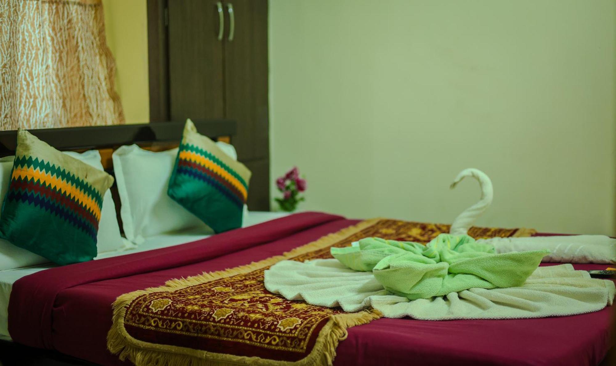 S V Ideal Homestay -2Bhk Service Apartments-Ac Bedrooms, Premium Amities, 2Km To Tiruchanoor Padmavathi Temple , 6Km To Alipiri, 24 Hours Service Boys Available Tirupati Esterno foto