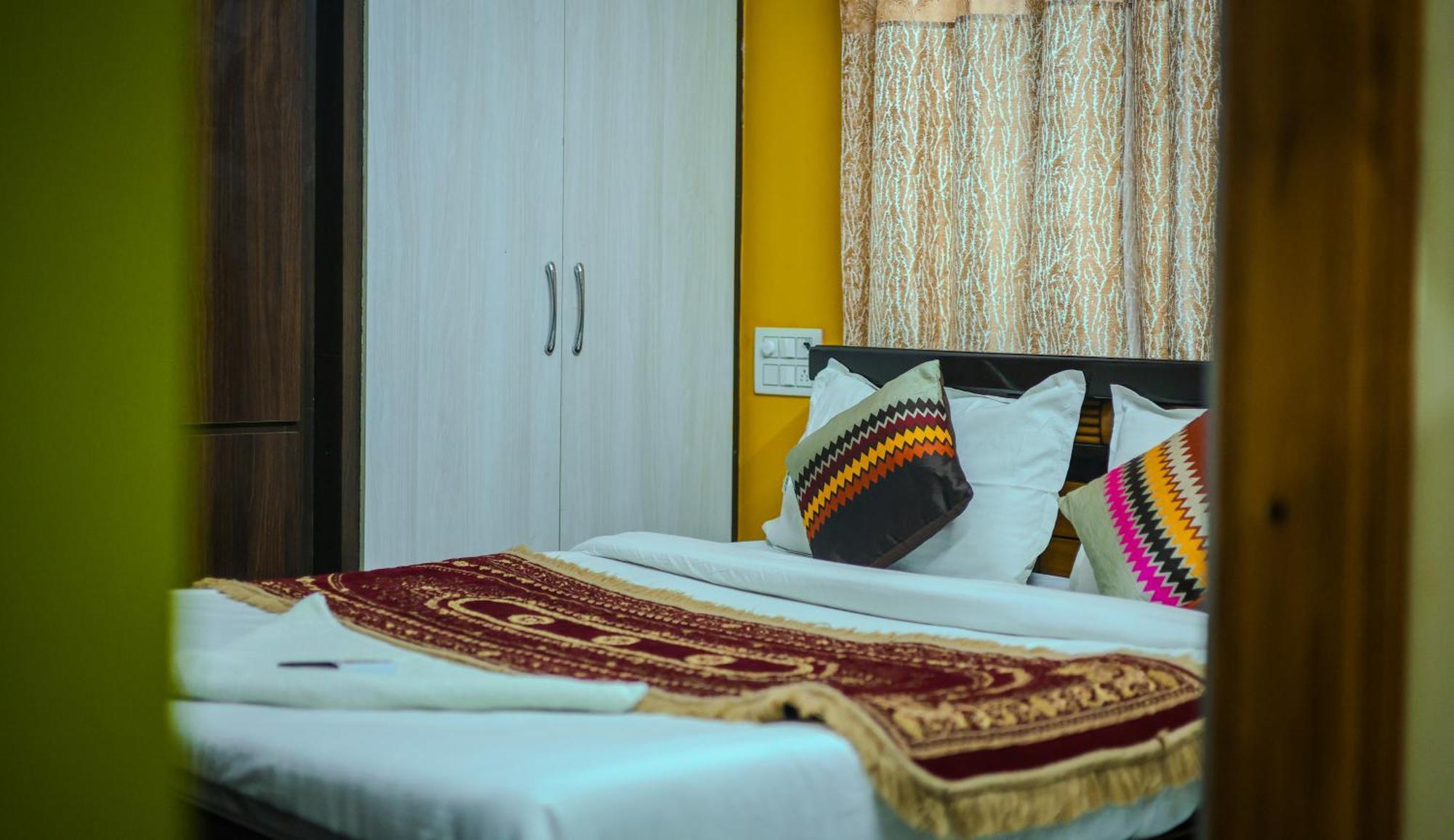 S V Ideal Homestay -2Bhk Service Apartments-Ac Bedrooms, Premium Amities, 2Km To Tiruchanoor Padmavathi Temple , 6Km To Alipiri, 24 Hours Service Boys Available Tirupati Esterno foto