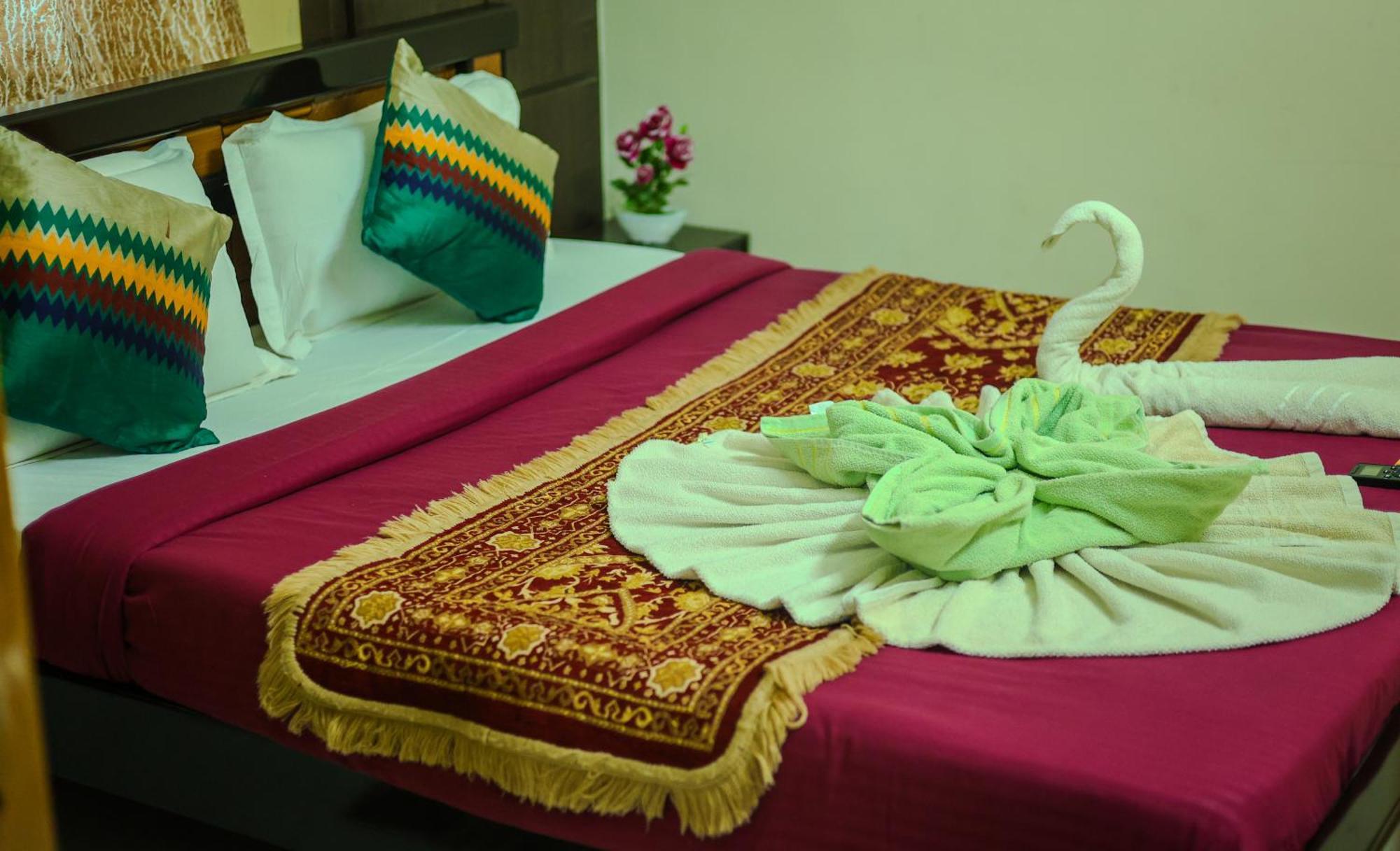 S V Ideal Homestay -2Bhk Service Apartments-Ac Bedrooms, Premium Amities, 2Km To Tiruchanoor Padmavathi Temple , 6Km To Alipiri, 24 Hours Service Boys Available Tirupati Esterno foto