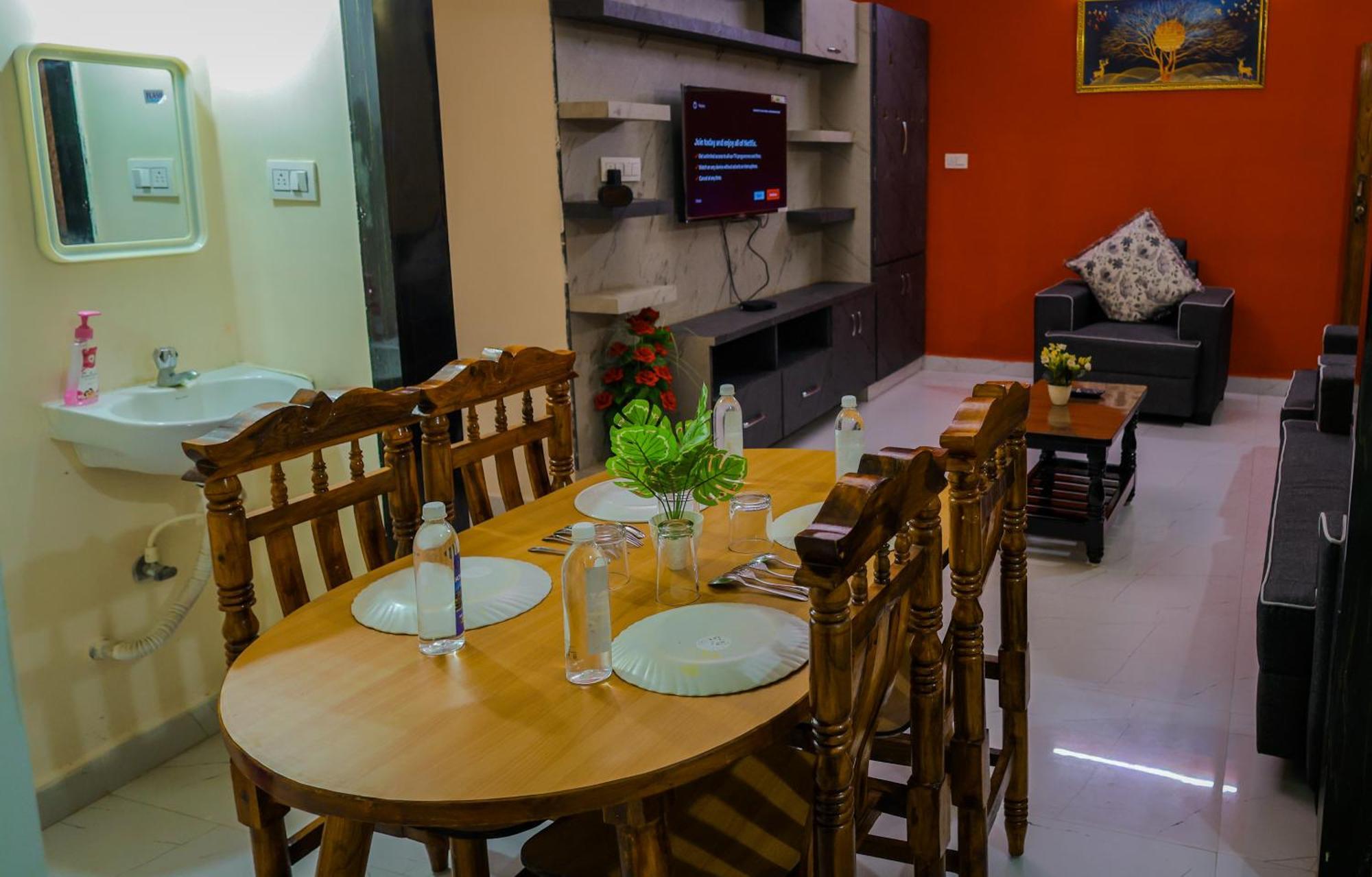S V Ideal Homestay -2Bhk Service Apartments-Ac Bedrooms, Premium Amities, 2Km To Tiruchanoor Padmavathi Temple , 6Km To Alipiri, 24 Hours Service Boys Available Tirupati Esterno foto