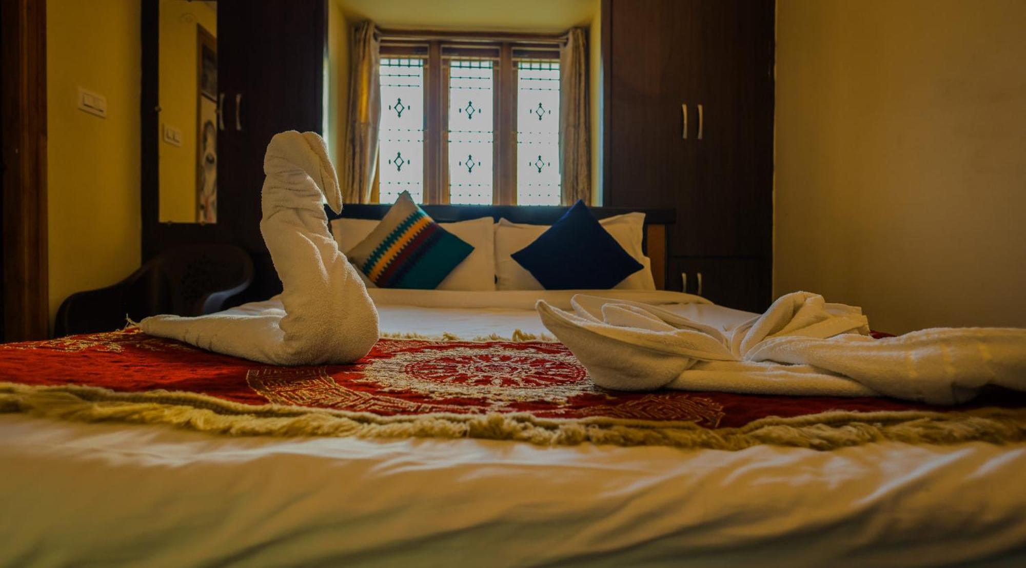 S V Ideal Homestay -2Bhk Service Apartments-Ac Bedrooms, Premium Amities, 2Km To Tiruchanoor Padmavathi Temple , 6Km To Alipiri, 24 Hours Service Boys Available Tirupati Esterno foto
